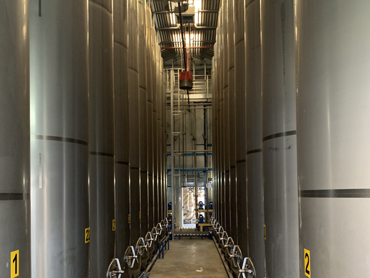 WE LIKE TO KEEP BUSY_silos_interno